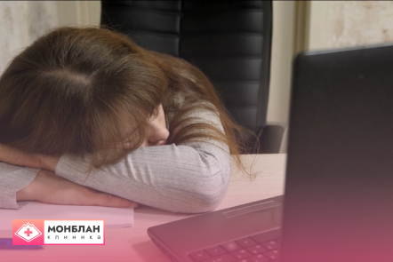 женщина уснула перед компьютером